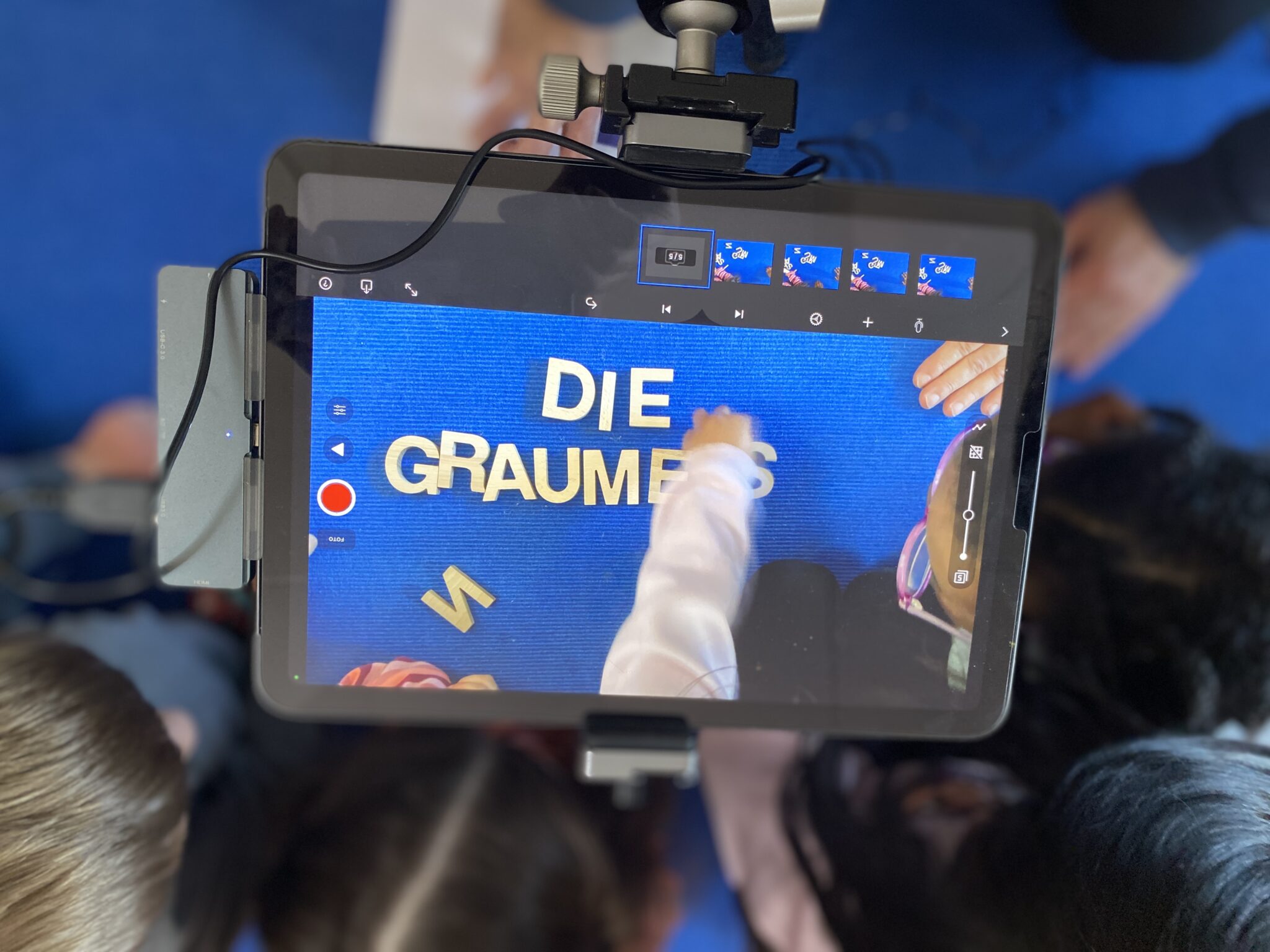 Filmtitel mit Kinderhänden