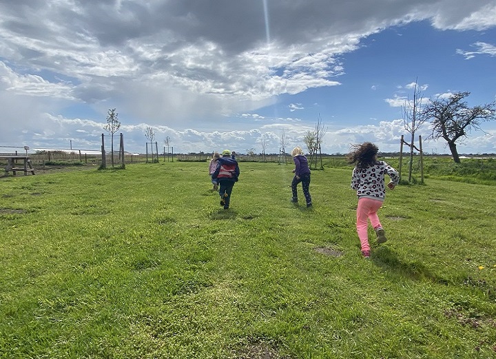 Unterwegs auf dem Projekthof von GreenKids Neuengamme